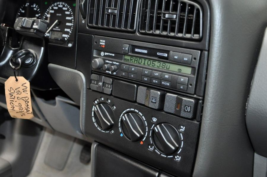 Детали интерьера Volkswagen Passat VR6 Variant Satinsilber Metallic (B3) 1992 года  (фото 48 из 51)